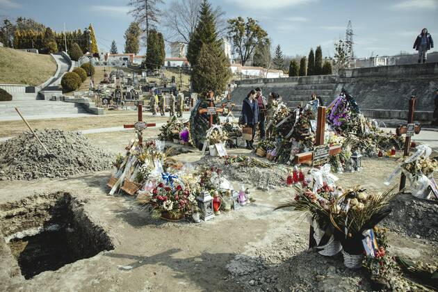 Beisetzung von Oleg Jaschtschischin, Kirilo Wischiwanij, Sergej Melnik und Rostislaw Romantschuk in der Jesuitenkirche St. Peter und Paul, die vier Offiziere kamen zwei Tage vorher in einem Militärlager nahe der Grenze zu Polen in Jaworiw bei einem russischen Raketenangriff um, mindestens 35 Menschen starben, Lychatik-Friedhof, Lwiw, Ukraine, Europa Copyright: imageBROKER/FlorianxBachmeier iblfba08195366