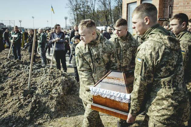 Beisetzung von Oleg Jaschtschischin, Kirilo Wischiwanij, Sergej Melnik und Rostislaw Romantschukauf dem Lychatik-Friedhof, die vier Offiziere kamen zwei Tage vorher in einem Militärlager nahe der Grenze zu Polen in Jaworiw bei einem russischen Raketenangriff um, mindestens 35 Menschen starben, Lwiw, Ukraine, Europa Copyright: imageBROKER FlorianxBachmeier iblfba08195371.jpg