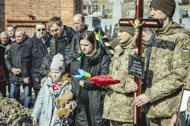 Beisetzung von Oleg Jaschtschischin, Kirilo Wischiwanij, Sergej Melnik und Rostislaw Romantschukauf dem Lychatik-Friedhof, die vier Offiziere kamen zwei Tage vorher in einem Militärlager nahe der Grenze zu Polen in Jaworiw bei einem russischen Raketenangriff um, mindestens 35 Menschen starben, Lwiw, Ukraine, Europa Copyright: imageBROKER/FlorianxBachmeier iblfba08195372
