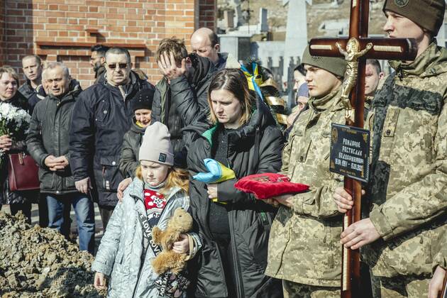 Beisetzung von Oleg Jaschtschischin, Kirilo Wischiwanij, Sergej Melnik und Rostislaw Romantschukauf dem Lychatik-Friedhof, die vier Offiziere kamen zwei Tage vorher in einem Militärlager nahe der Grenze zu Polen in Jaworiw bei einem russischen Raketenangriff um, mindestens 35 Menschen starben, Lwiw, Ukraine, Europa Copyright: imageBROKER/FlorianxBachmeier iblfba08195373