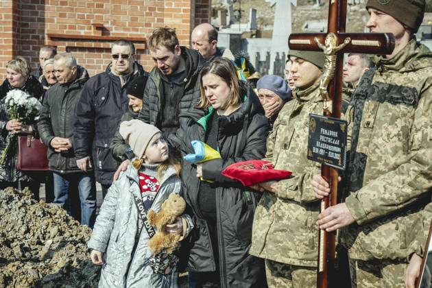 Beisetzung von Oleg Jaschtschischin, Kirilo Wischiwanij, Sergej Melnik und Rostislaw Romantschukauf dem Lychatik-Friedhof, die vier Offiziere kamen zwei Tage vorher in einem Militärlager nahe der Grenze zu Polen in Jaworiw bei einem russischen Raketenangriff um, mindestens 35 Menschen starben, Lwiw, Ukraine, Europa Copyright: imageBROKER FlorianxBachmeier iblfba08195375.jpg