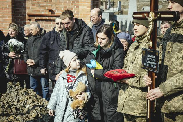 Beisetzung von Oleg Jaschtschischin, Kirilo Wischiwanij, Sergej Melnik und Rostislaw Romantschukauf dem Lychatik-Friedhof, die vier Offiziere kamen zwei Tage vorher in einem Militärlager nahe der Grenze zu Polen in Jaworiw bei einem russischen Raketenangriff um, mindestens 35 Menschen starben, Lwiw, Ukraine, Europa Copyright: imageBROKER/FlorianxBachmeier iblfba08195376