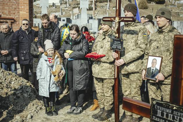 Beisetzung von Oleg Jaschtschischin, Kirilo Wischiwanij, Sergej Melnik und Rostislaw Romantschukauf dem Lychatik-Friedhof, die vier Offiziere kamen zwei Tage vorher in einem Militärlager nahe der Grenze zu Polen in Jaworiw bei einem russischen Raketenangriff um, mindestens 35 Menschen starben, Lwiw, Ukraine, Europa Copyright: imageBROKER FlorianxBachmeier iblfba08195377.jpg