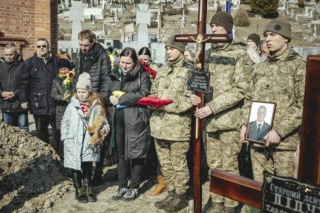Beisetzung von Oleg Jaschtschischin, Kirilo Wischiwanij, Sergej Melnik und Rostislaw Romantschukauf dem Lychatik-Friedhof, die vier Offiziere kamen zwei Tage vorher in einem Militärlager nahe der Grenze zu Polen in Jaworiw bei einem russischen Raketenangriff um, mindestens 35 Menschen starben, Lwiw, Ukraine, Europa Copyright: imageBROKER/FlorianxBachmeier iblfba08195378