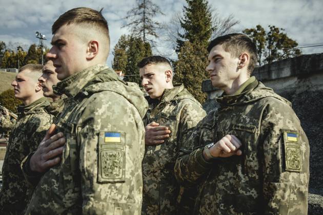Beisetzung von Oleg Jaschtschischin, Kirilo Wischiwanij, Sergej Melnik und Rostislaw Romantschukauf dem Lychatik-Friedhof, die vier Offiziere kamen zwei Tage vorher in einem Militärlager nahe der Grenze zu Polen in Jaworiw bei einem russischen Raketenangriff um, mindestens 35 Menschen starben, Lwiw, Ukraine, Europa Copyright: imageBROKER FlorianxBachmeier iblfba08195379.jpg
