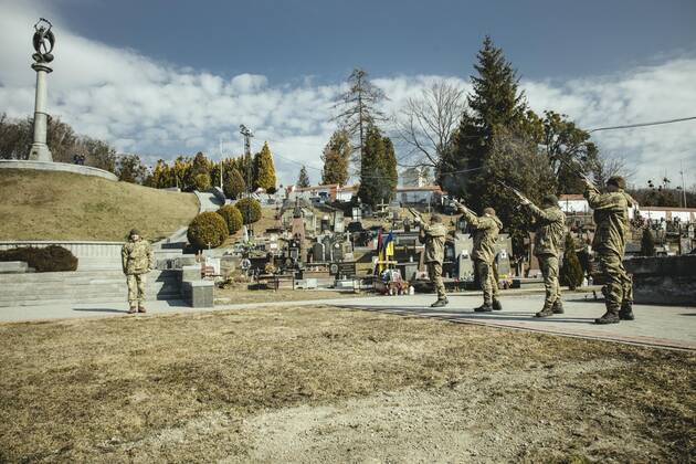 Beisetzung von Oleg Jaschtschischin, Kirilo Wischiwanij, Sergej Melnik und Rostislaw Romantschukauf dem Lychatik-Friedhof, die vier Offiziere kamen zwei Tage vorher in einem Militärlager nahe der Grenze zu Polen in Jaworiw bei einem russischen Raketenangriff um, mindestens 35 Menschen starben, Lwiw, Ukraine, Europa Copyright: imageBROKER/FlorianxBachmeier iblfba08195380