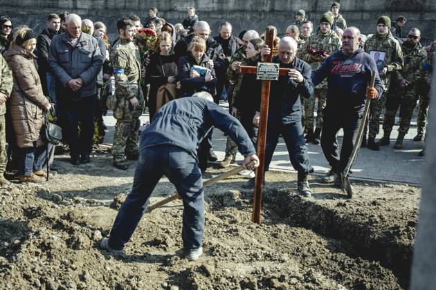 Beisetzung von Oleg Jaschtschischin, Kirilo Wischiwanij, Sergej Melnik und Rostislaw Romantschukauf dem Lychatik-Friedhof, die vier Offiziere kamen zwei Tage vorher in einem Militärlager nahe der Grenze zu Polen in Jaworiw bei einem russischen Raketenangriff um, mindestens 35 Menschen starben, Lwiw, Ukraine, Europa Copyright: imageBROKER FlorianxBachmeier iblfba08195382.jpg