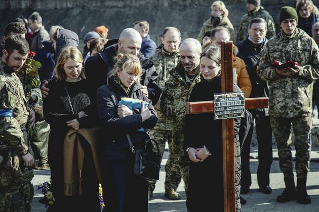 Beisetzung von Oleg Jaschtschischin, Kirilo Wischiwanij, Sergej Melnik und Rostislaw Romantschukauf dem Lychatik-Friedhof, die vier Offiziere kamen zwei Tage vorher in einem Militärlager nahe der Grenze zu Polen in Jaworiw bei einem russischen Raketenangriff um, mindestens 35 Menschen starben, Lwiw, Ukraine, Europa Copyright: imageBROKER/FlorianxBachmeier iblfba08195383