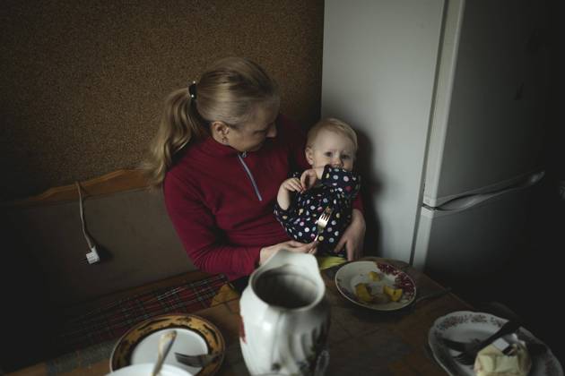 IMAGO Creative: 2022 Favoriten Eine Mutter mit ihrem jüngsten Sohn, ihr Mann und ihr älterster sind an der Front, sie sind aus Lwiw in das Heimatdorf der Familie geflohen, Pavliv, Ukraine, Europa Copyright: imageBROKER FlorianxBachmeier iblfba08195390.jpg
