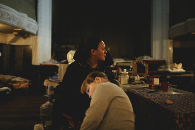 Les Kurbas Theater, das Theater wurde durch Freiwillige in eine Unterkunft für Flüchtlinge umgewandelt, Oksana mit ihrer Tochter Valeria, geflohen aus Kiew, Lwiw, Ukraine, Europa Copyright: imageBROKER FlorianxBachmeier iblfba08195402.jpg