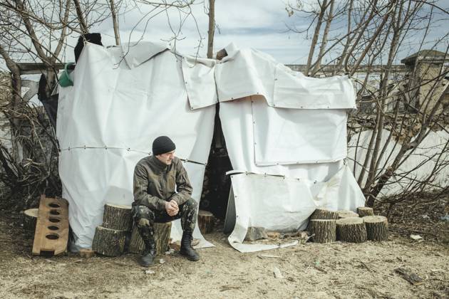 Dima, Mitglied der territorialen Selbstverteidigung, er hat einen Checkpoint in seinem Dorf eingerichtet und überwacht die Zufahrtsstraßen, Holoskiv, Ukraine, Europa Copyright: imageBROKER FlorianxBachmeier iblfba08195407.jpg