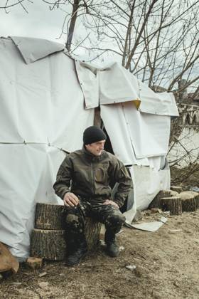 Dima, Mitglied der territorialen Selbstverteidigung, er hat einen Checkpoint in seinem Dorf eingerichtet und überwacht die Zufahrtsstraßen, Holoskiv, Ukraine, Europa Copyright: imageBROKER FlorianxBachmeier iblfba08195408.jpg