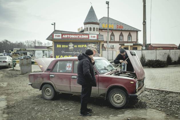 Wowa und Serhij, sie haben in diesem Lada acht Personen aus Chernihiv durch einen Fluchtkorridor evakuiert und sie dann nach und nach nach Khmelnitzky gebracht, jetzt fahren sie wieder los, um mehr Leute aus ihrer Heimatstadt zu holen, Khmelnitzky, Ukraine, Europa Copyright: imageBROKER FlorianxBachmeier iblfba08195411.jpg