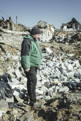 Serhiy Melnyk steht auf den Ruinen seines Hauses im Wohnviertel Bohunia, das bei einem russischen Raketenangriff in der Nacht von 1. auf 2. März zerstört wurde. In diesen Tagen füllt er den Bombenkrater mit dem Schutt, bei dem Angriff kam seine Tochter Kateryna ums Leben, seine Frau, die bettlägerig ist und nicht gehen kann und seine eineinhalbjährige Enkelin konnte er aus den Trümmern retten, Schytomir, Ukraine, Europa Copyright: imageBROKER FlorianxBachmeier iblfba08195440.jpg