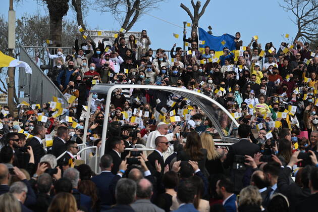 Bilder des Jahres 2022, News 04 April News Themen der Woche KW13 April 3, 2022, MALTA: Pope Francis arrives in the popemobile car to celebrate mass at the Saint Publius parish church in Malta, 03 April 2022..ANSA CIRO FUSCO MALTA - ZUMAa110 20220403_zaf_a110_003 Copyright: xCiroxFuscox