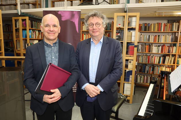 Bilder des Jahres 2022, Entertainment 04 April Entertainment Themen der Woche KW13 Verleihung des Erich Fried Preises 2021 Wien, Literaturhaus, 03. 04. 2022 Frank WITZEL - Preisträger, Ingo SCHULZE - Laudatio