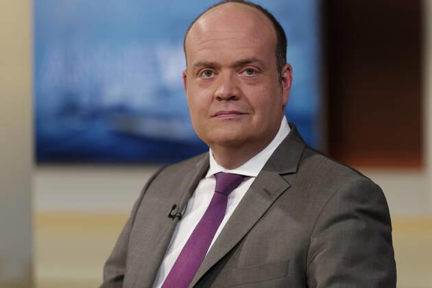 Robin Alexander bei Anne Will 2022-03-30, Deutschland, Berlin - Robin Alexander, Stellvertretender Chefredakteur Die Welt und Buchautor, zu Gast bei Anne Will im Ersten Deutschen Fernsehen. Thema der ARD-Politiktalkrunde: Streit um russisches Öl und Gas - Soll Deutschland den Import sofort stoppen?