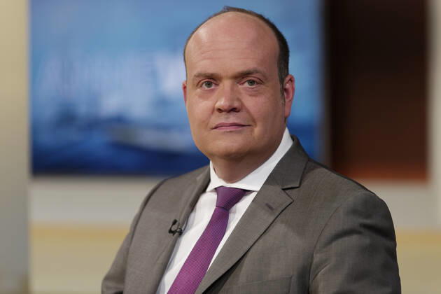 Robin Alexander bei Anne Will 2022-03-30, Deutschland, Berlin - Robin Alexander, Stellvertretender Chefredakteur Die Welt und Buchautor, zu Gast bei Anne Will im Ersten Deutschen Fernsehen. Thema der ARD-Politiktalkrunde: Streit um russisches Öl und Gas - Soll Deutschland den Import sofort stoppen?