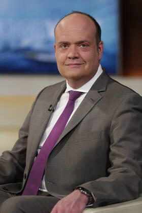 Robin Alexander bei Anne Will 2022-03-30, Deutschland, Berlin - Robin Alexander, Stellvertretender Chefredakteur Die Welt und Buchautor, zu Gast bei Anne Will im Ersten Deutschen Fernsehen. Thema der ARD-Politiktalkrunde: Streit um russisches Öl und Gas - Soll Deutschland den Import sofort stoppen?