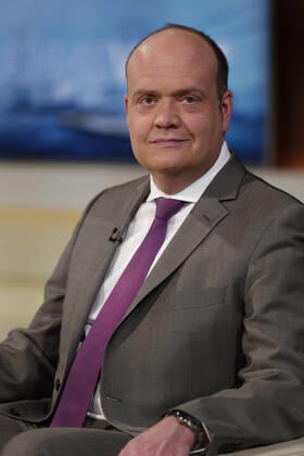 Robin Alexander bei Anne Will 2022-03-30, Deutschland, Berlin - Robin Alexander, Stellvertretender Chefredakteur Die Welt und Buchautor, zu Gast bei Anne Will im Ersten Deutschen Fernsehen. Thema der ARD-Politiktalkrunde: Streit um russisches Öl und Gas - Soll Deutschland den Import sofort stoppen?