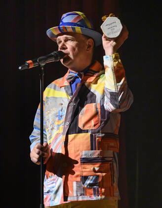 Kenneth Bager modtager aarets Pionerpris ved Steppeulven 2022 prisuddelingen paa Bremen Teater i Koebenhavn soendag den 3. april 2022. Steppeulven er en pris, som siden februar 2003 uddeles af Foreningen af Danske Musikkritikere.. , Copenhagen Copyright: TorbenxChristensen TorbenxChristensenx COP10519 spdk20220404-000041-L
