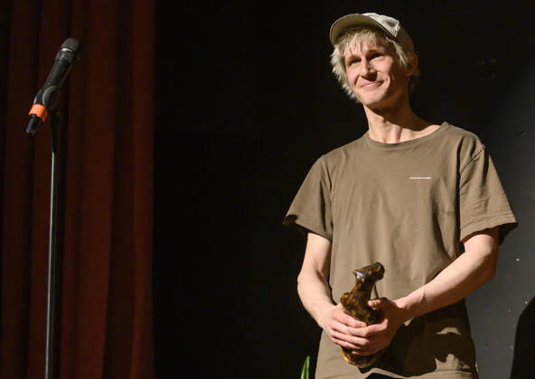 Asger Nordtorp Pedersen modtager prisen som aarets musiker ved Steppeulven 2022 prisuddelingen paa Bremen Teater i Koebenhavn soendag den 3. april 2022. Steppeulven er en pris, som siden februar 2003 uddeles af Foreningen af Danske Musikkritikere.. , Copenhagen Copyright: TorbenxChristensen TorbenxChristensenx COP10519 spdk20220404-000049-L