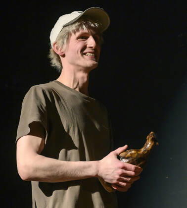Asger Nordtorp Pedersen modtager prisen som aarets musiker ved Steppeulven 2022 prisuddelingen paa Bremen Teater i Koebenhavn soendag den 3. april 2022. Steppeulven er en pris, som siden februar 2003 uddeles af Foreningen af Danske Musikkritikere.. , Copenhagen Copyright: TorbenxChristensen TorbenxChristensenx COP10519 spdk20220404-000053-L