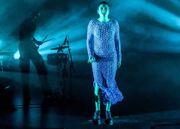 Honduransk danske Julie Pavon paa scenen ved Steppeulven 2022 prisuddelingen paa Bremen Teater i Koebenhavn soendag den 3. april 2022. Steppeulven er en pris, som siden februar 2003 uddeles af Foreningen af Danske Musikkritikere.. , Copenhagen Copyright: TorbenxChristensen TorbenxChristensenx COP10519 spdk20220404-013202-L