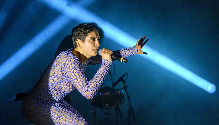 Honduransk danske Julie Pavon paa scenen ved Steppeulven 2022 prisuddelingen paa Bremen Teater i Koebenhavn soendag den 3. april 2022. Steppeulven er en pris, som siden februar 2003 uddeles af Foreningen af Danske Musikkritikere.. , Copenhagen Copyright: TorbenxChristensen TorbenxChristensenx COP10519 spdk20220404-013212-L