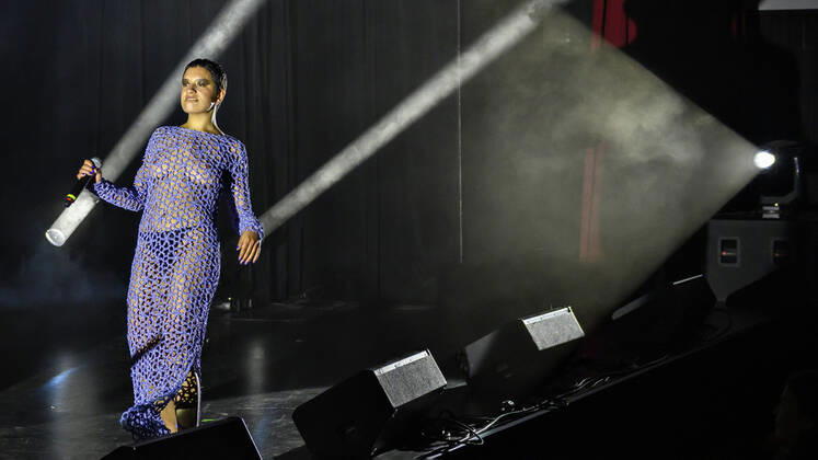Entertainment Bilder des Tages Honduransk danske Julie Pavon paa scenen ved Steppeulven 2022 prisuddelingen paa Bremen Teater i Koebenhavn soendag den 3. april 2022. Steppeulven er en pris, som siden februar 2003 uddeles af Foreningen af Danske Musikkritikere.. , Copenhagen Copyright: TorbenxChristensen TorbenxChristensenx COP10519 spdk20220404-013216-L