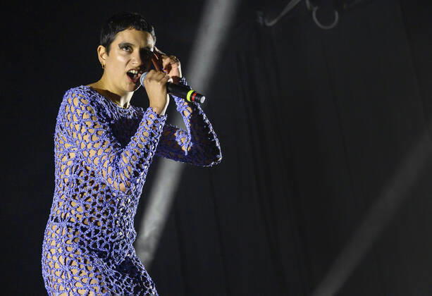 Honduransk danske Julie Pavon paa scenen ved Steppeulven 2022 prisuddelingen paa Bremen Teater i Koebenhavn soendag den 3. april 2022. Steppeulven er en pris, som siden februar 2003 uddeles af Foreningen af Danske Musikkritikere.. , Copenhagen Copyright: TorbenxChristensen TorbenxChristensenx COP10519 spdk20220404-013223-L
