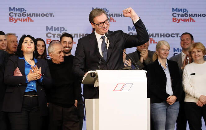 Bilder des Jahres 2022, News 04 April News Themen der Woche KW13 News Bilder des Tages (220403) -- BELGRADE, April 3, 2022 -- Serbian President Aleksandar Vucic (Front) attends a press conference at the Serbian Progressive Party (SNS) headquarters in Belgrade, Serbia, on April 3, 2022. Vucic declared his convincing victory on Sunday in the first round of the presidential elections, securing another five-year term. (Photo by Xinhua) SERBIA-BELGRADE-ELECTIONS-VUCIC-VICTORY-DECLARATION PredragxMilosavljevic 
