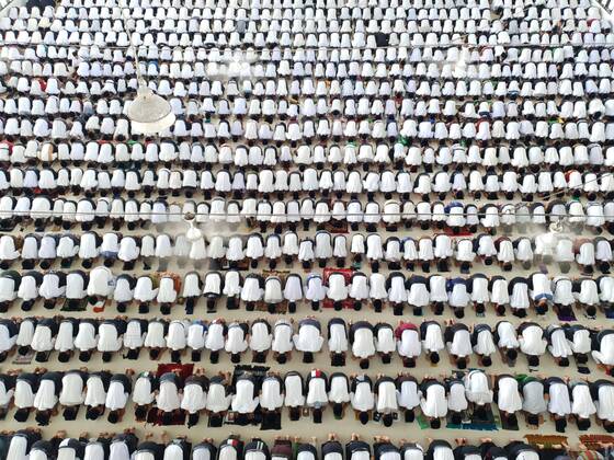 Bilder des Jahres 2022, News 04 April News Themen der Woche KW14 News Bilder des Tages April 3, 2022: MEDAN, INDONESIA - APRIL 03, 2022 : The students of the Ar-Raudhatul Hasanah Islamic boarding school form a circle during a mass tadarus during Ramadan month in Medan, North Sumatra, Indonesia on April 03, 2022. The activity, which was attended by thousands of students at the Islamic boarding school, is a routine activity carried out during Ramadan. - ZUMAys1_ 20220403_zaf_ys1_007 Copyright: xAhmadxRidwanxNasution SijorixImax