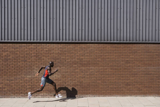 IMAGO Creative: 2022 Sport Favoriten IMAGO Creative: Sport in der Stadt Man Running Past Brick Wall, model released, , 10021806.jpg, 30s, Action, Active, Adult, African, American, Architecture, Athlete, Athletic, Bald, Black, Body, Brick, Building, City, Copyspace, Day, Energy, England, Exercise, Exterior, Fast, Fitness, Full Length, Health, Healthy, Horizontal, Leisure, London, Man, Motion, Muscular, One, Outdoors, Person, Profile, Recreation, Runner, Running, Shadow, Side View, Speed, Sport, Sportswear, Summer, Training, Urban, Wall, Workout, Young,