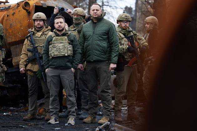 Ukraine-Krieg, Jahrestag der Invasion, Chronologie der Ereignisse, Archivbilder Bilder des Jahres 2022, News 04 April News Themen der Woche KW14 News Bilder des Tages April 4, 2022, Bucha, Kyiv Region, Ukraine: President of Ukraine VOLODYMYR ZELENSKYY visited the city of Bucha in the Kyiv region, where mass killings of civilians took place during the occupation by Russian troops. Zelenskyy visited the humanitarian aid center and talked to local residents. Bucha Ukraine - ZUMAz03_ 20220404_int_z03_039 Copyright: xPresidentxOfxUkrainex