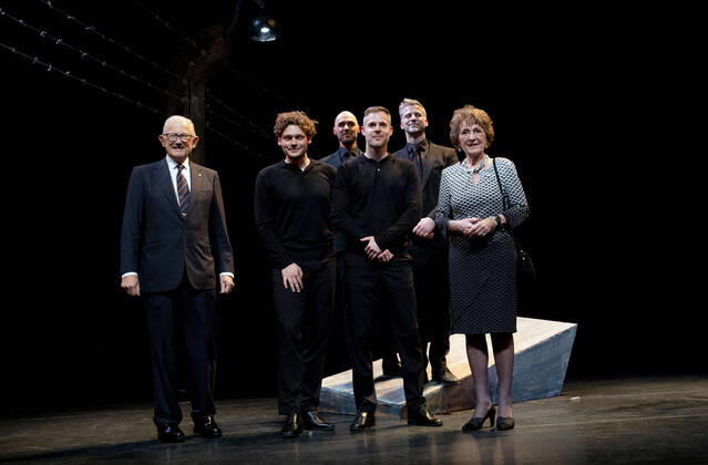 Bilder des Jahres 2022, Entertainment 04 April Entertainment Themen der Woche KW14 04-04-2022 Leiden Princess Margriet and Pieter van Vollenhoven with Thomas Cammaert and Soy Kroon attend the premiere of the Trumpeter in Auschwitz (Trompettist in Auschwitz) at the Leidse schouwburg Stadsgehoorzaal in Leiden. Â  Copyright: xPPEx