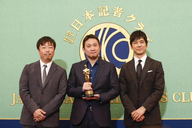 Bilder des Jahres 2022, Entertainment 04 April Entertainment Themen der Woche KW14 April 5, 2022, Tokyo, Japan: (L to R) Producer Teruhisa Yamamoto, Director Ryusuke Hamaguchi and actor Hidetoshi Nishijima, pose for the cameras during a news conference at the Japan National Press Club in Tokyo. Hamaguchi s movie Drive My Car won the Best International Feature Film at the 94th U.S. Academy Awards in Los Angeles. Tokyo Japan - ZUMAm191 20220405_zap_m191_058 Copyright: xRodrigoxReyesxMarinx