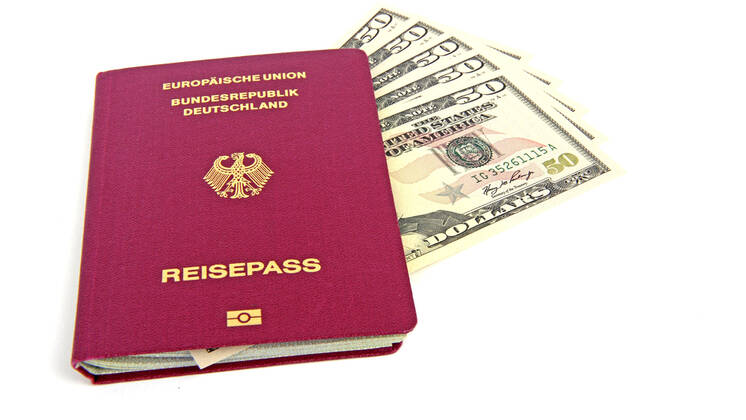 Reisepass der Bundesrepublik Deutschland mit mehreren 50-Dollarscheinen passport of the Federal Republic of Germany with several 50 Dollar bills BLWS665167