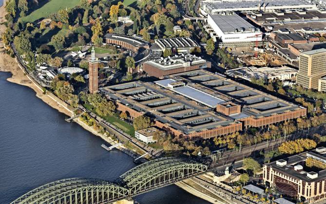 Rheinhallen, Messeturm und Tanzbrunnen, Köln-Messe, altes Messegelände, heute Zentrale des Medienkonzerns RTL, Deutz, Köln, Rheinland, Nordrhein-Westfalen, Deutschland, Europa Copyright: imageBROKER ThomasxRobbin iblrbb08191992.jpg