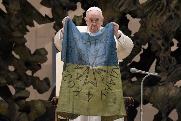 Ukraine-Krieg, Jahrestag der Invasion, Chronologie der Ereignisse, Archivbilder Bilder des Jahres 2022, News 04 April News Themen der Woche KW14 News Bilder des Tages Italy, Rome, Vatican, 2022 04 06.Pope Francis shows a flag that he said was sent to him from Bucha, Ukraine, during his weekly general audience in the Paul VI Hall, at the Vatican. Photograph by Vatican media Catholic Press Photo RESTRICTED TO EDITORIAL USE - NO MARKETING - NO ADVERTISING CAMPAIGNS. Copyright: xVATICANxMEDIAx xipa-agency.netx xVaticanxmediax