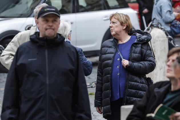 Bilder des Jahres 2022, News 04 April News Themen der Woche KW14 Entertainment Bilder des Tages April 6, 2022, Rome, Italia: Former German Chancellor Angela Merkel, who is in Rome today, is seen while walking through the streets of the historic center, dressed casually and protected by an escort of plainclothes agents, in Rome, Italy, 06 April 2022. ANSA GIUSEPPE LAMI Rome Italia - ZUMAa110 20220406_zaf_a110_024 Copyright: xGiuseppexLamix