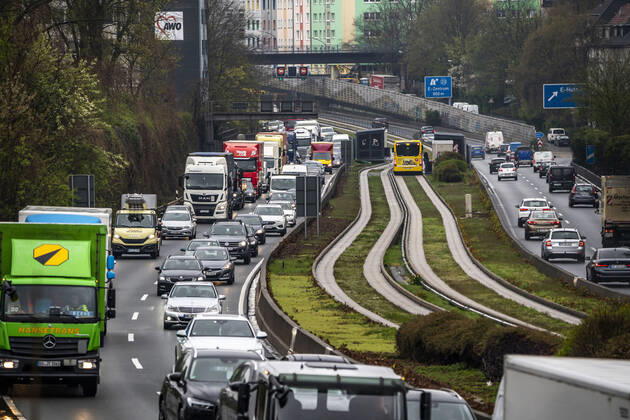 Verkehrsstau auf der Autobahn A40, Ruhrschnellweg, in Essen, Verkehrsstörung in Richtung Bochum, nach Unfall, freie Busspur in der Mitte der Autobahn für einen Stadtbus, NRW, Deutschland, Verkehrsstau