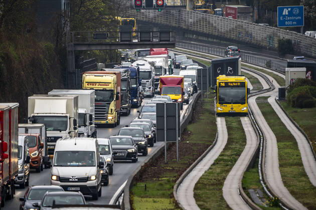 Verkehrsstau auf der Autobahn A40, Ruhrschnellweg, in Essen, Verkehrsstörung in Richtung Bochum, nach Unfall, freie Busspur in der Mitte der Autobahn für einen Stadtbus, NRW, Deutschland, Verkehrsstau