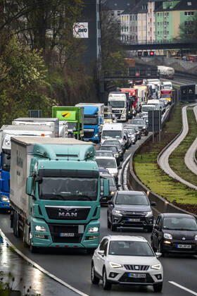 Verkehrsstau auf der Autobahn A40, Ruhrschnellweg, in Essen, Verkehrsstörung in Richtung Bochum, nach Unfall, Busspur in der Mitte der Autobahn, NRW, Deutschland, Verkehrsstau