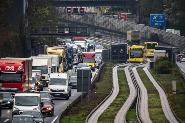 Verkehrsstau auf der Autobahn A40, Ruhrschnellweg, in Essen, Verkehrsstörung in Richtung Bochum, nach Unfall, freie Busspur in der Mitte der Autobahn für einen Stadtbus, NRW, Deutschland, Verkehrsstau