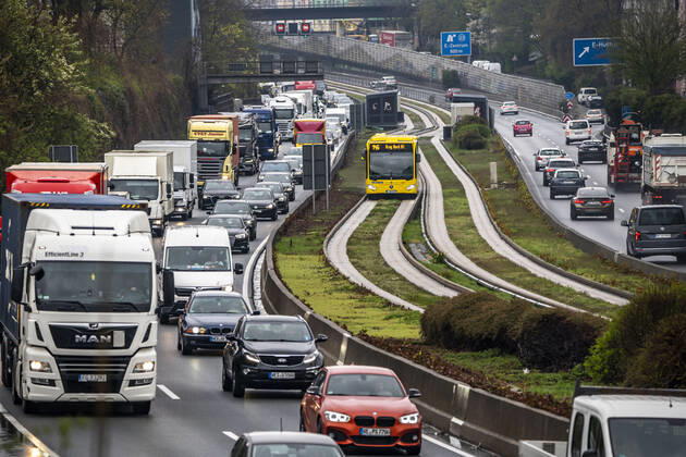 Verkehrsstau auf der Autobahn A40, Ruhrschnellweg, in Essen, Verkehrsstörung in Richtung Bochum, nach Unfall, freie Busspur in der Mitte der Autobahn für einen Stadtbus, NRW, Deutschland, Verkehrsstau