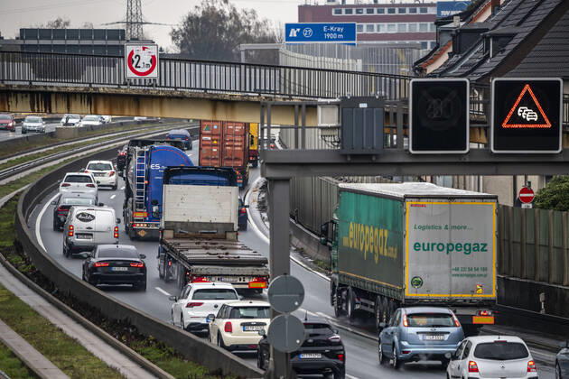Verkehrsstau auf der Autobahn A40, Ruhrschnellweg, in Essen, Verkehrsstörung in Richtung Bochum, nach Unfall, NRW, Deutschland, Verkehrsstau