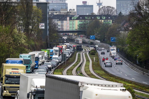 Verkehrsstau auf der Autobahn A40, Ruhrschnellweg, in Essen, Verkehrsstörung in Richtung Bochum, nach Unfall, Busspur in der Mitte der Autobahn, NRW, Deutschland, Verkehrsstau