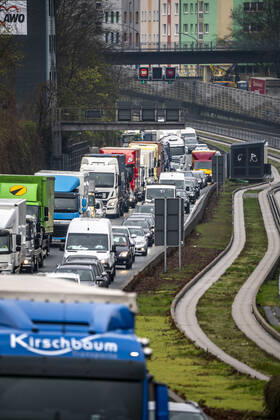 Verkehrsstau auf der Autobahn A40, Ruhrschnellweg, in Essen, Verkehrsstörung in Richtung Bochum, nach Unfall, Busspur in der Mitte der Autobahn, NRW, Deutschland, Verkehrsstau