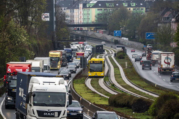 Verkehrsstau auf der Autobahn A40, Ruhrschnellweg, in Essen, Verkehrsstörung in Richtung Bochum, nach Unfall, freie Busspur in der Mitte der Autobahn für einen Stadtbus, NRW, Deutschland, Verkehrsstau